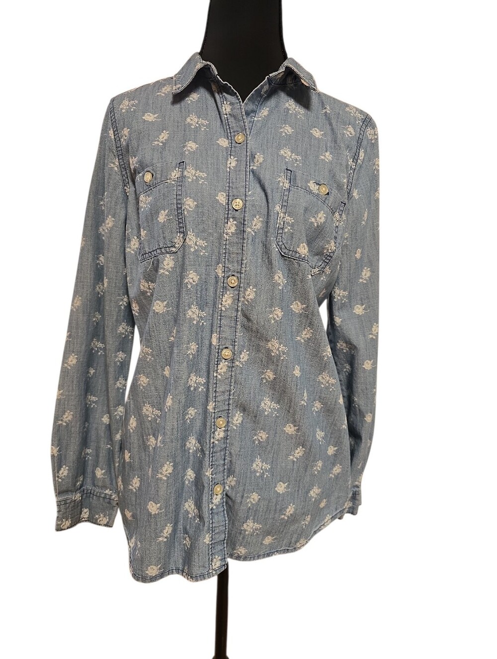 Old Navy Chambray Button-Up Shirt in Light Blue with White Floral M